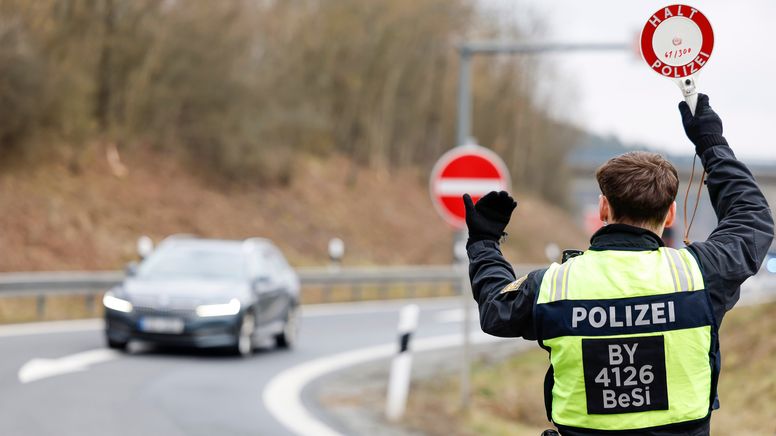 Kontrolle von nach Deutschland einreisenden Personen und Autos durch die Bayerische Grenzpolizei an der Autobahn 6 (Archivbild). | Bild:picture alliance/dpa | Daniel Löb