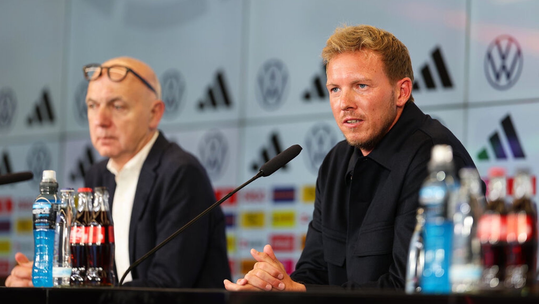 22.09.2023, Hessen, Frankfurt/Main: Fußball: DFB, Nationalmannschaft, Pressekonferenz nach der Präsidiumssitzung. Der neue Bundestrainer Julian Nagelsmann (r) spricht neben DFB-Präsident Bernd Neuendorf. Foto: Jörg Halisch/dpa +++ dpa-Bildfunk +++