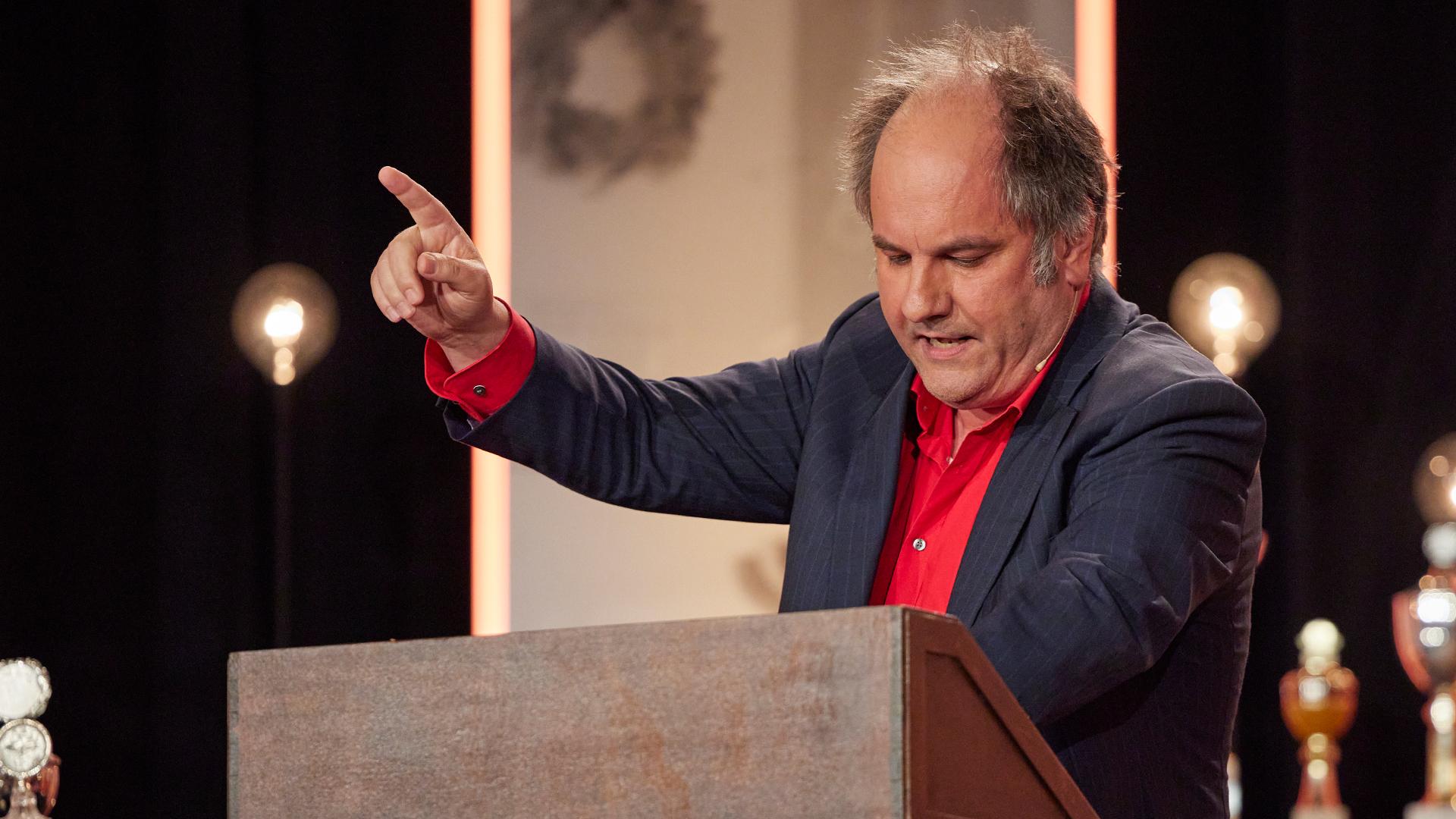 Der Nürnberger Matthias Egersdörfer hat für sein Werk den Deutschen Kabarettpreis bekommen. Die Jury lobte vor allem seine intelligent gebauten Programme und seine herausragende Bühnenpräsenz.