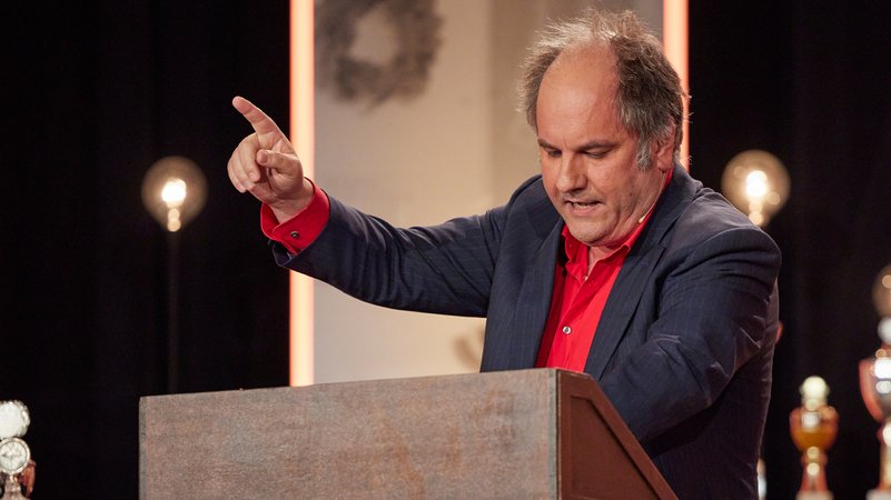 Der Nürnberger Matthias Egersdörfer hat für sein Werk den Deutschen Kabarettpreis bekommen. Die Jury lobte vor allem seine intelligent gebauten Programme und seine herausragende Bühnenpräsenz. | Bild: BR24 Der Nürnberger Matthias Egersdörfer hat für sein Werk den Deutschen Kabarettpreis bekommen. Die Jury lobte vor allem seine intelligent gebauten Programme und seine herausragende Bühnenpräsenz.