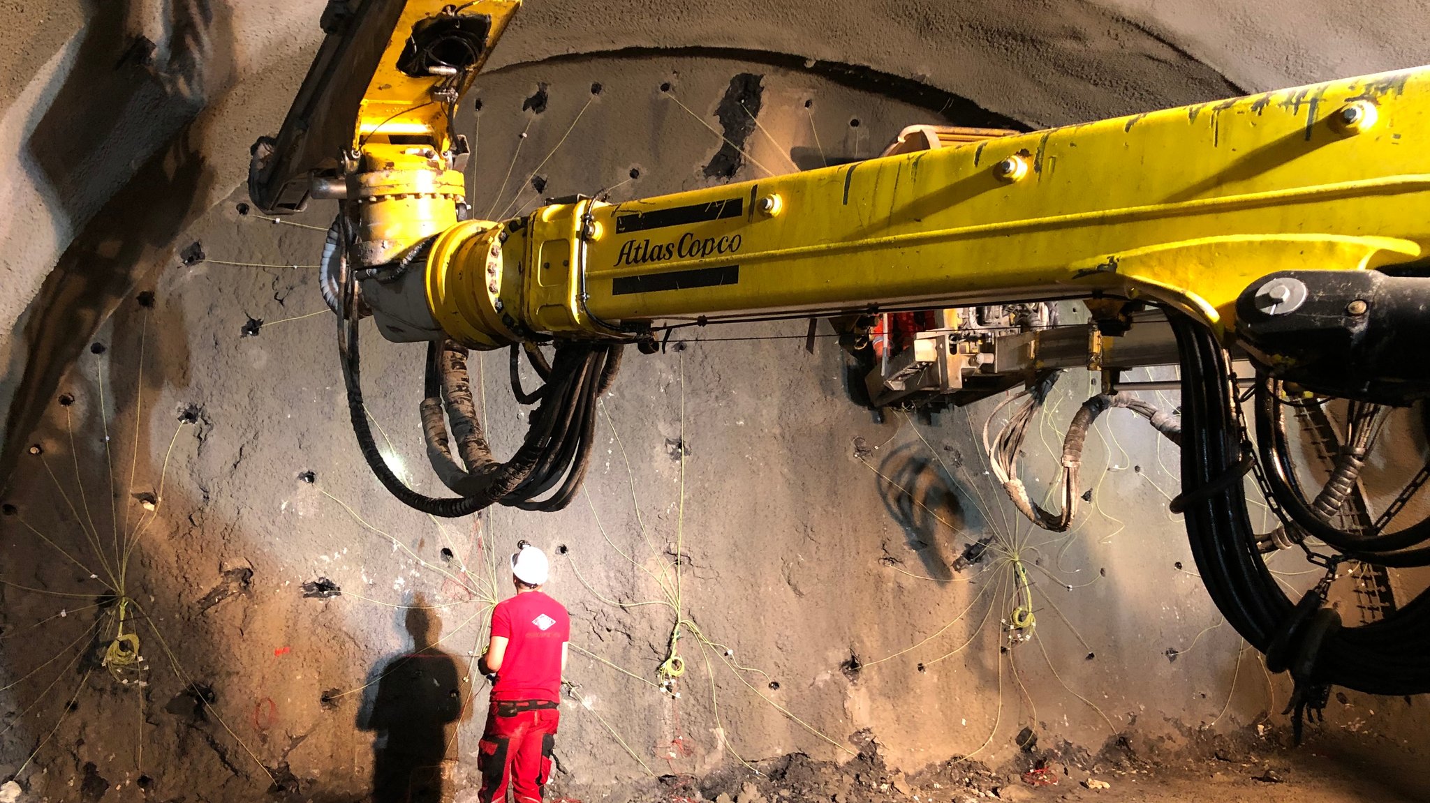 Ein Bauarbeiter bereitet 2020 die Sprenungen am Nordportal vor | Bild: Martin Breitkopf/BR Ein Bauarbeiter bereitet 2020 die Sprenungen am Nordportal vor