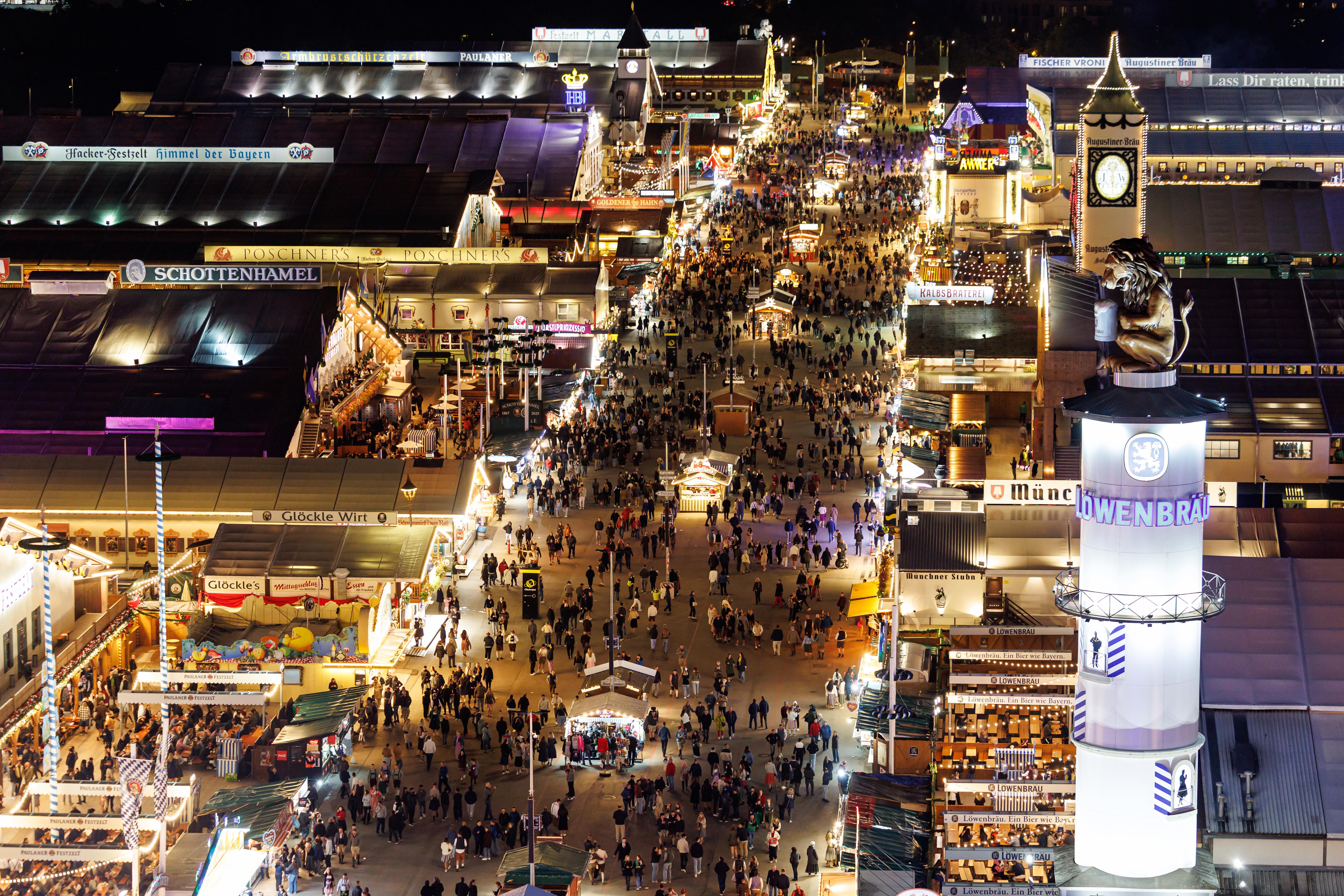 Nach einer Bombendrohung blieb das Münchner Oktoberfest am Mittwochmorgen erst einmal geschlossen. Jetzt haben die Eingänge wieder geöffnet. Das Festgelände hat sich gefüllt - doch der Unterschied zu den vergangenen Tagen ist spürbar.