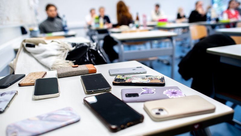 ARCHIV (17.04.2023): Symbolbild Handys in der Schule | Bild: picture alliance/dpa | Hauke-Christian Dittrich ARCHIV (17.04.2023): Symbolbild Handys in der Schule