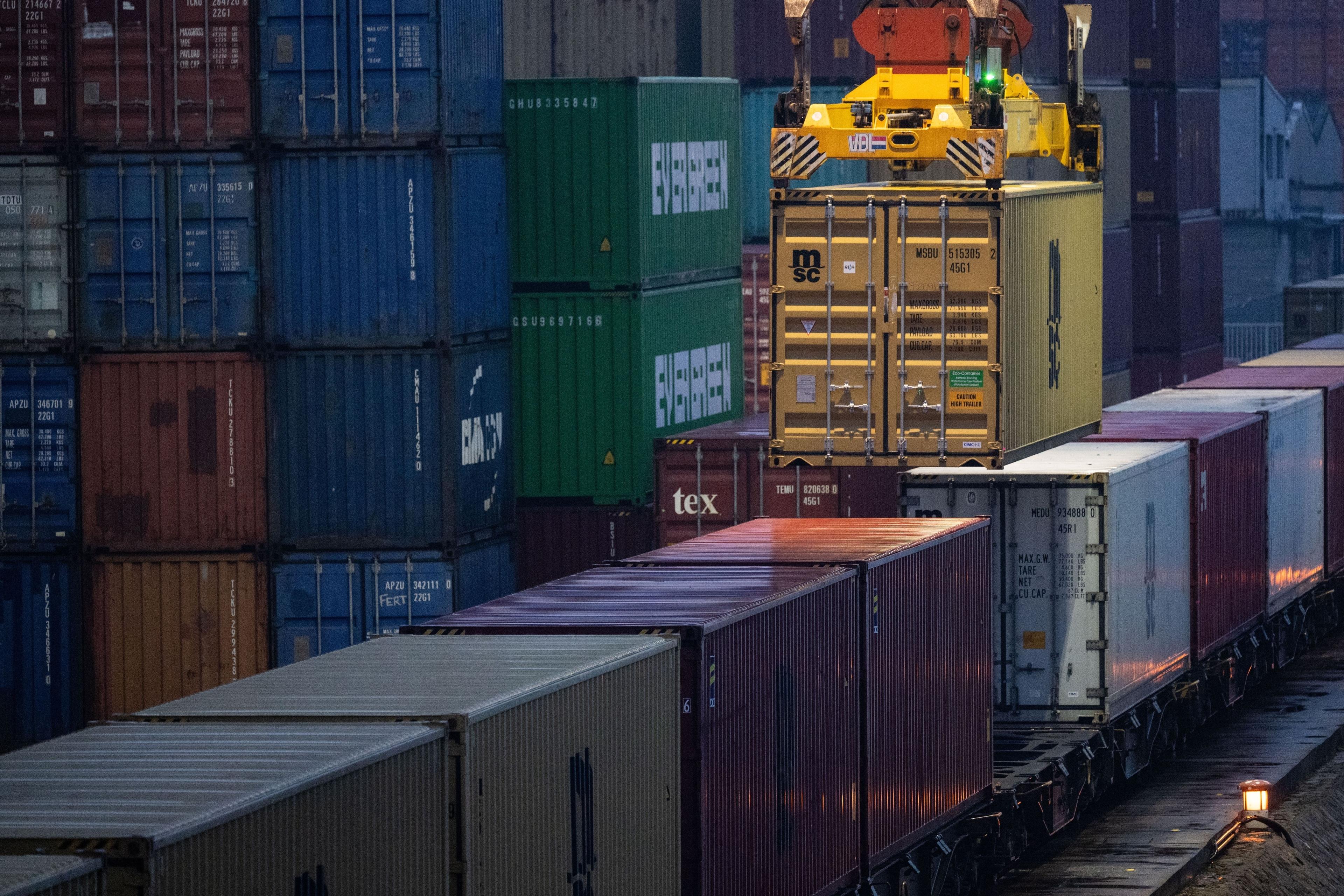 ARCHIV - 11.02.2025, Baden-Württemberg, Stuttgart: Container werden am Hafen Stuttgart umgeladen. (zu dpa: «Umfrage: Jeder Fünfte sorgt sich um seinen Job im Südwesten») Foto: Marijan Murat/dpa +++ dpa-Bildfunk +++