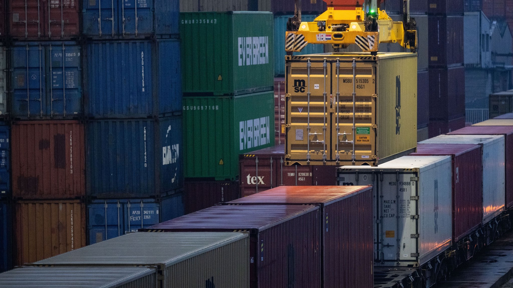 ARCHIV - 11.02.2025, Baden-Württemberg, Stuttgart: Container werden am Hafen Stuttgart umgeladen. (zu dpa: «Umfrage: Jeder Fünfte sorgt sich um seinen Job im Südwesten») Foto: Marijan Murat/dpa +++ dpa-Bildfunk +++ | Bild: dpa-Bildfunk/Marijan Murat ARCHIV - 11.02.2025, Baden-Württemberg, Stuttgart: Container werden am Hafen Stuttgart umgeladen. (zu dpa: «Umfrage: Jeder Fünfte sorgt sich um seinen Job im Südwesten») Foto: Marijan Murat/dpa +++ dpa-Bildfunk +++