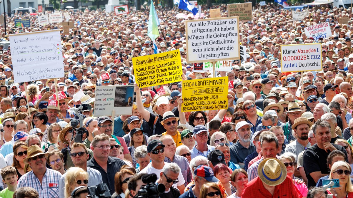 Teilnehmer hielten bei der Demonstration in Erding gegen die Klima-Politik der Ampel Schilder mit verschiedenen Aufschriften hoch.