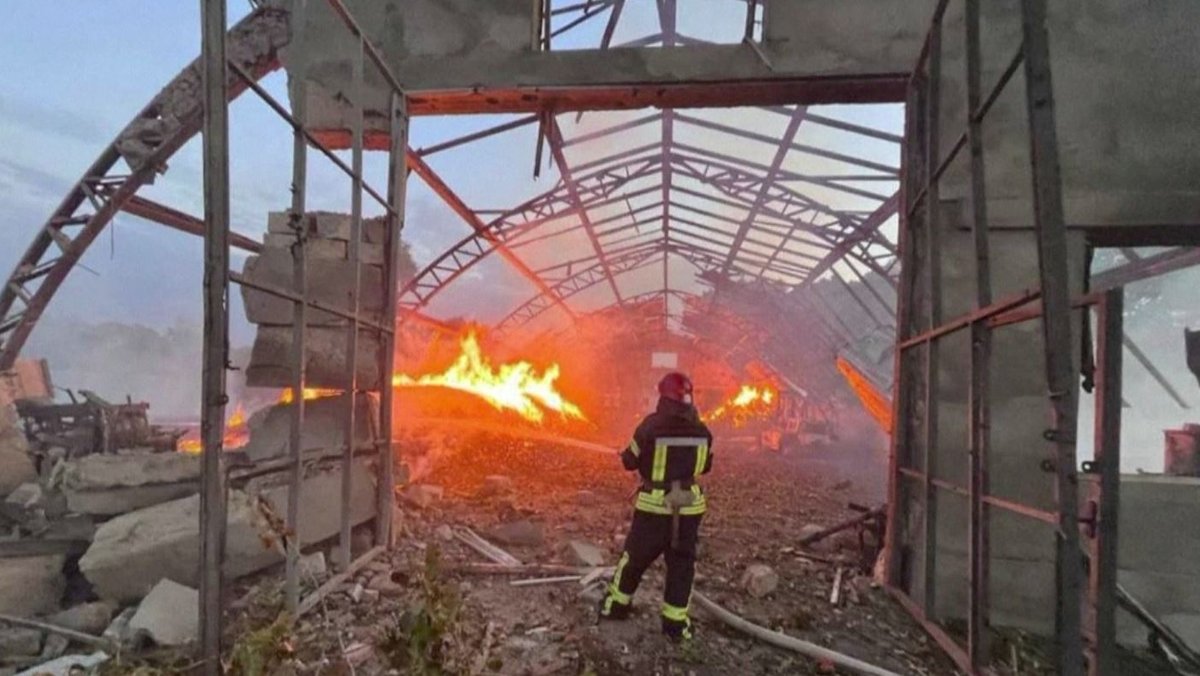 Ein Feuerwehrmann löscht einen Brand in der Region Odessa nach den massiven russischen Angriffen in der Nacht.