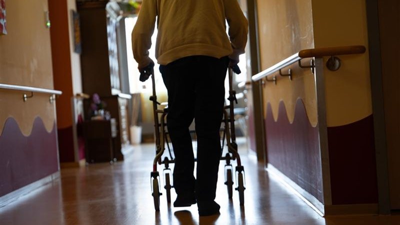 (Symbolbild) Ein älterer Mensch mit Rolator in einem Pflegeheim | Bild: picture alliance/dpa | Marijan Murat (Symbolbild) Ein älterer Mensch mit Rolator in einem Pflegeheim