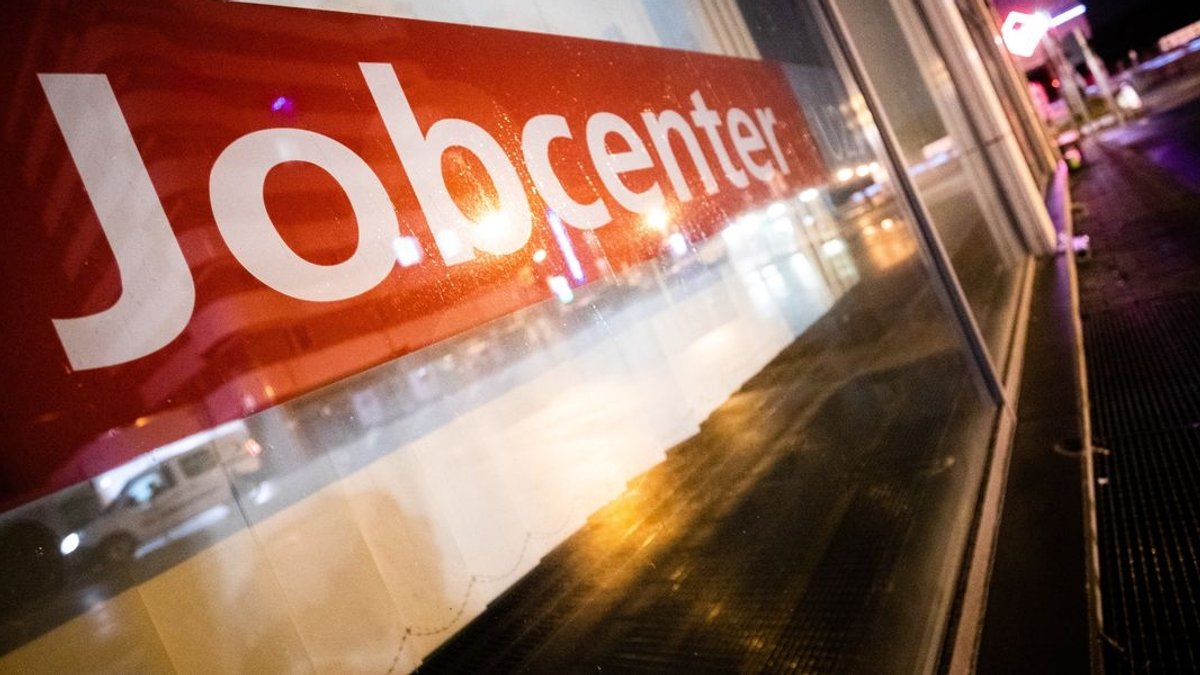 Schriftzug "Jobcenter" an der Fensterscheibe eines Jobcenters