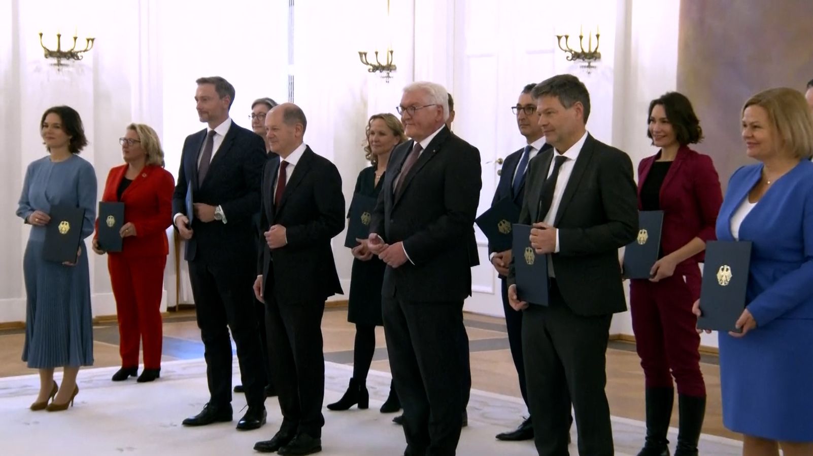 Kanzler, Ministerinnen und Minister der Ampelregierung vereidigt BR24