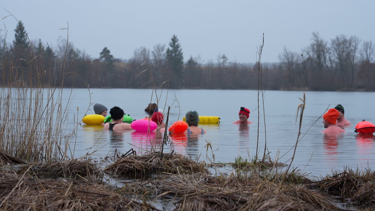 Eine Gruppe von Personen steht in einem See.