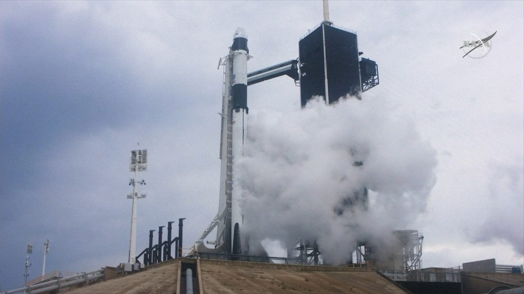 Regen und Gewitter: SpaceX verschiebt Start ins All | Bild: BR Regen und Gewitter: SpaceX verschiebt Start ins All