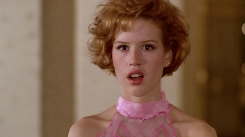 Molly Ringwald als die junge, schwer verliebte Andie in "Pretty in Pink" (Filmszene) 