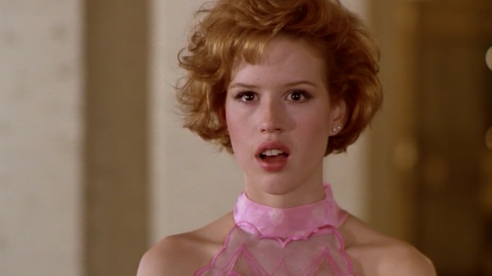 Molly Ringwald als die junge, schwer verliebte Andie in "Pretty in Pink" (Filmszene) 