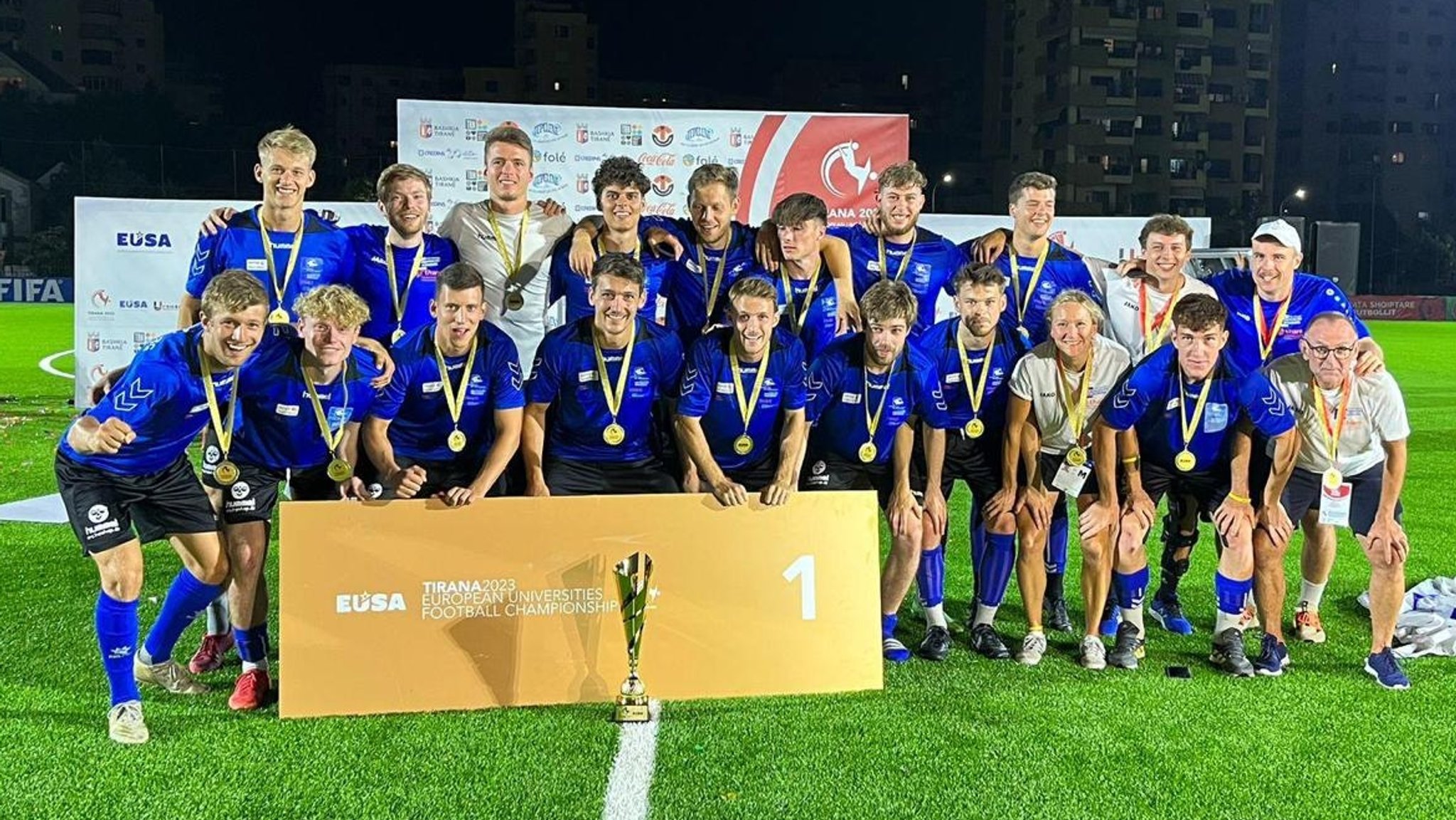 Würzburger Hochschulmannschaft nach dem Gewinn der Fußball-Europameisterschaft in Tirana/Albanien