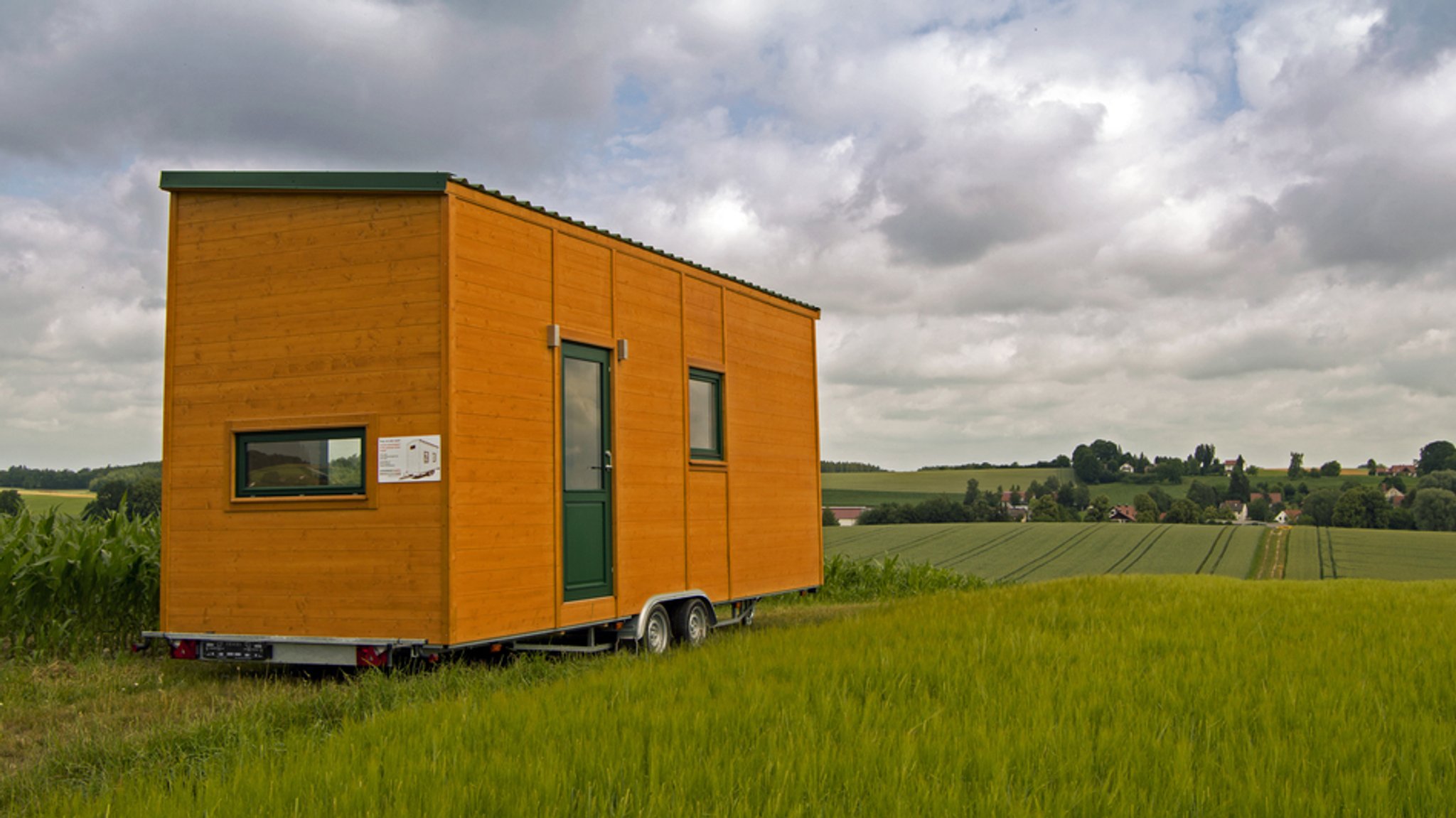 Ein Tiny-House auf einem Feld - Symbolbild