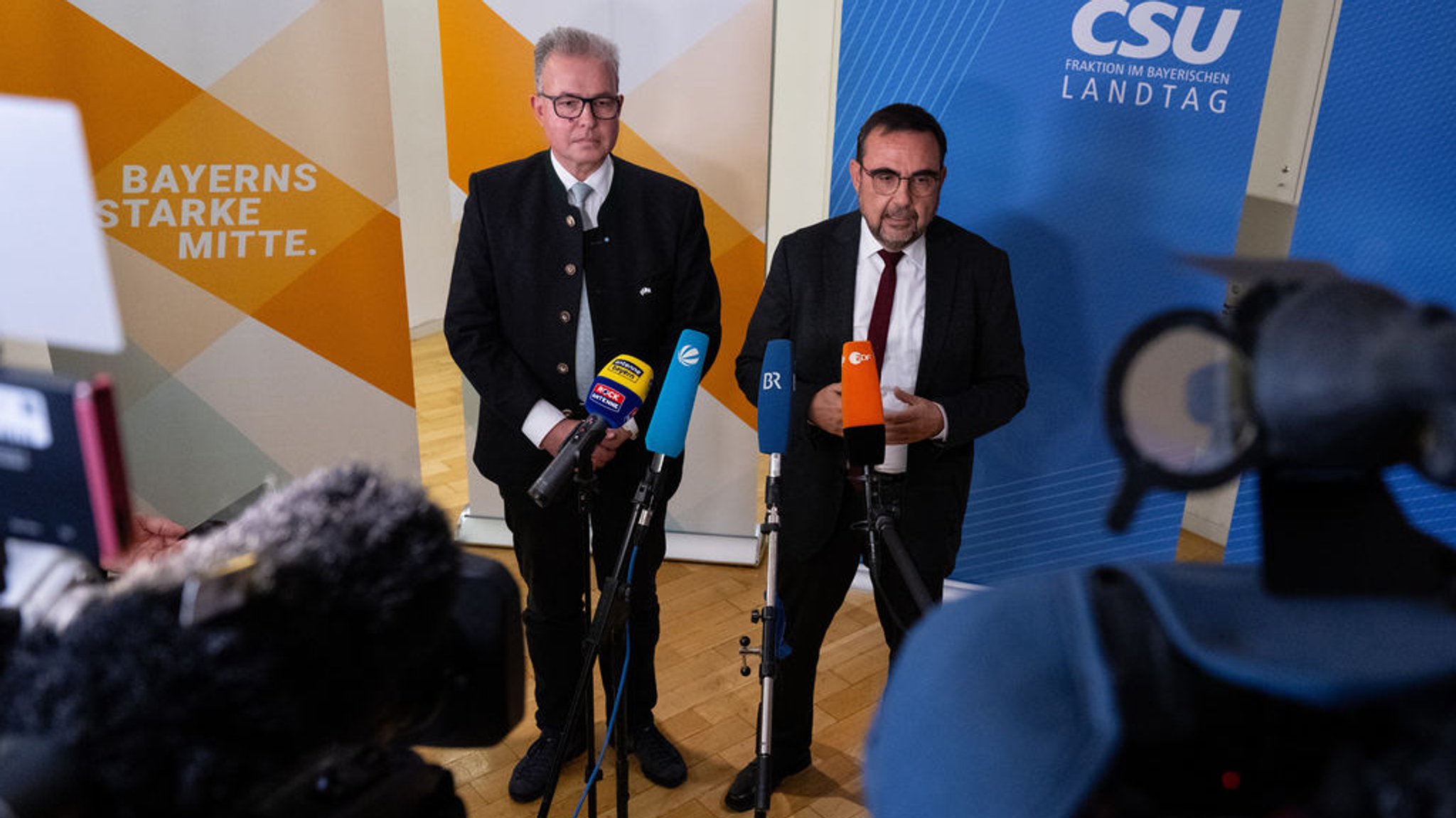 12.10.2023, Bayern, München: Florian Streibl (l), Fraktionsvorsitzender der Freien Wähler im bayerischen Landtag, und Klaus Holetschek (CSU), Fraktionsvorsitzender der CSU im bayerischen Landtag, geben im bayerischen Landtag nach den ersten Koalitionsgesprächen zwischen CSU und Freien Wählern ein Pressestatement. Foto: Sven Hoppe/dpa +++ dpa-Bildfunk +++