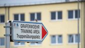 ARCHIV (08.06.2020): "Grafenwoehr training area - Truppenübungsplatz" steht auf einem Schild an einem Eingang zum Truppenübungsplatz der US-Army in Grafenwöhr in der Oberpfalz. | Bild:picture alliance/dpa | Daniel Karmann