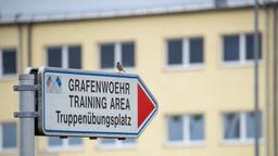 ARCHIV (08.06.2020): "Grafenwoehr training area - Truppenübungsplatz" steht auf einem Schild an einem Eingang zum Truppenübungsplatz der US-Army in Grafenwöhr in der Oberpfalz. | Bild:picture alliance/dpa | Daniel Karmann