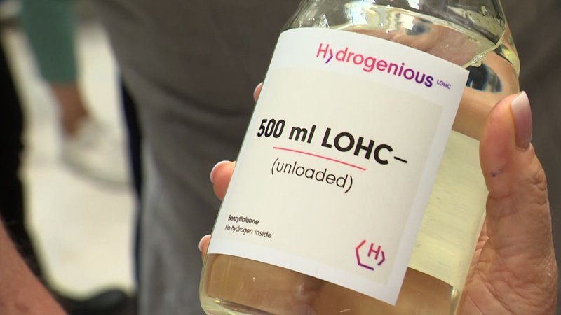 LOHC (engl. Liquid Organic Hydrogen Carrier), ein flüssiger, organischer Wasserstoffträger | Bild: BR/Daniel Peter LOHC (engl. Liquid Organic Hydrogen Carrier), ein flüssiger, organischer Wasserstoffträger
