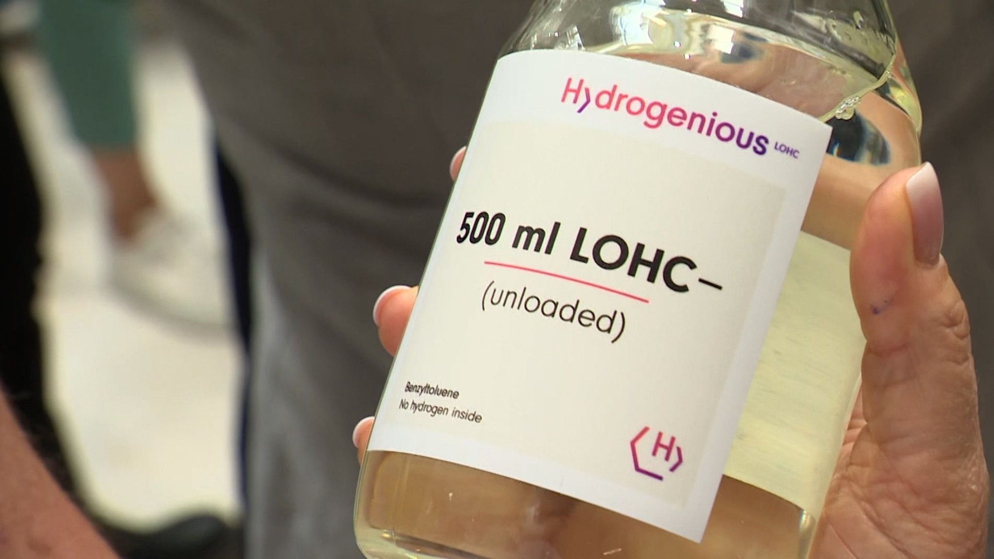 LOHC (engl. Liquid Organic Hydrogen Carrier), ein flüssiger, organischer Wasserstoffträger