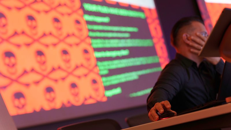 Symbolbild: Mitarbeiter einer Bundesbehörde für Cybersicherheit. | Bild: picture alliance/dpa | Andreas Arnold Symbolbild: Mitarbeiter einer Bundesbehörde für Cybersicherheit.