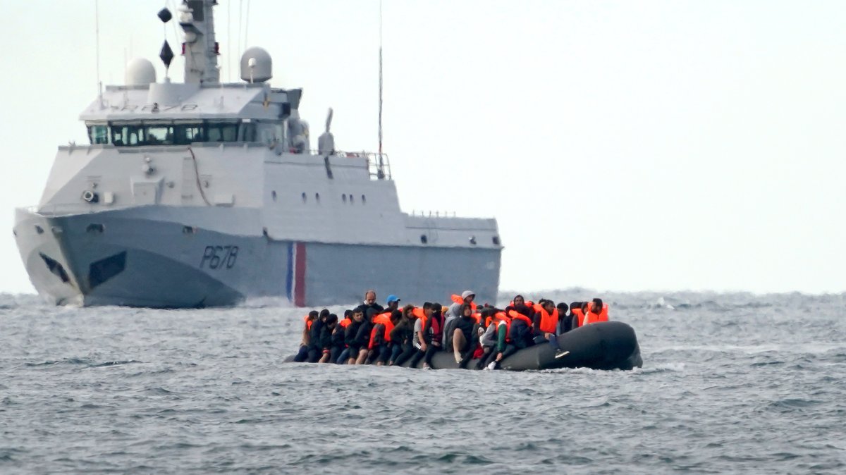 Jährlich versuchen zehntausende Menschen, in kleinen Booten über den Ärmelkanal von Frankreich aus nach Großbritannien zu gelangen. 