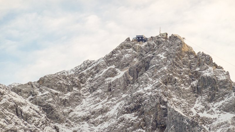 Blick auf das Gipfelmassiv mit Seilbahn-Station | Bild: Michael Nguyen/Picture Alliance Blick auf das Gipfelmassiv mit Seilbahn-Station