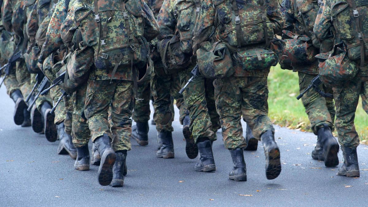 Zusammenbruch Bei Marsch Soldat Verklagt Bundesrepublik Br24