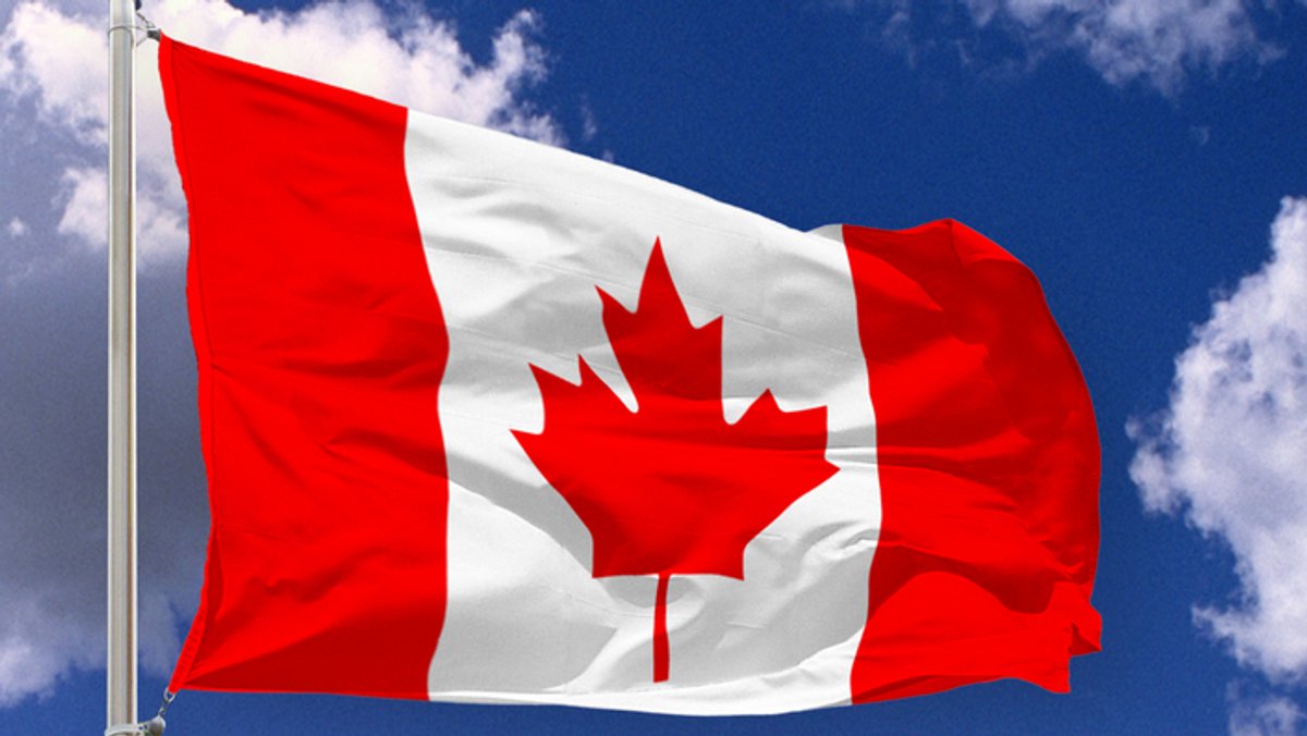Flagge Kanada wehend im Wind.