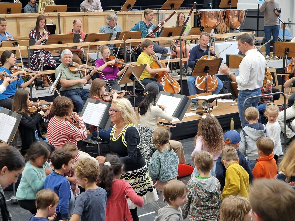 Die Augsburger Philharmoniker bei einem Projekt mit Kita-Kindern im Martini-Park