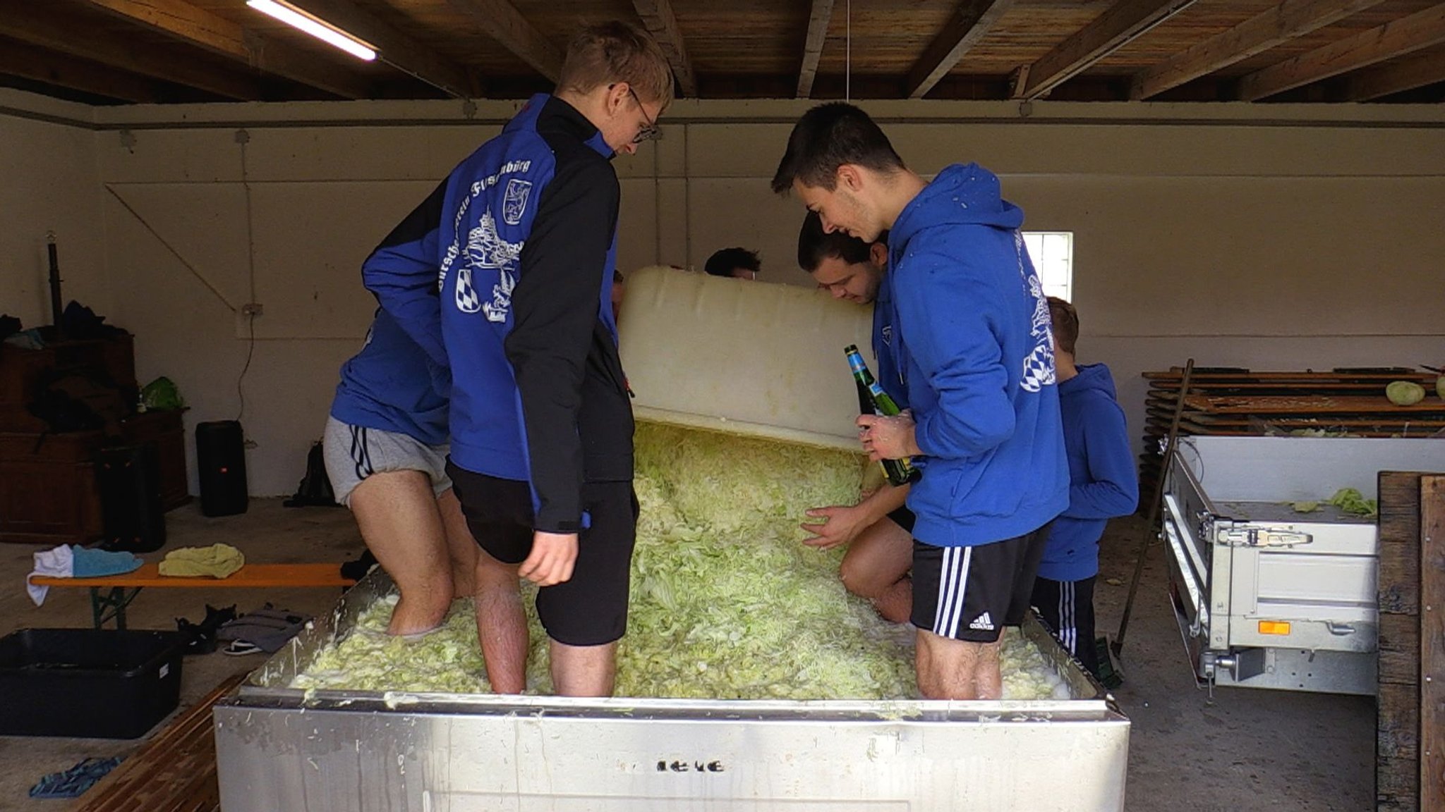 In Flossenbürg wird Sauerkraut nicht aus der Dose gegessen: Hier ist es Tradition geworden, dass der Burschenverein in den Zuber steigt und frisches Kraut stampft. Das wird dann vor Weihnachten verkauft.