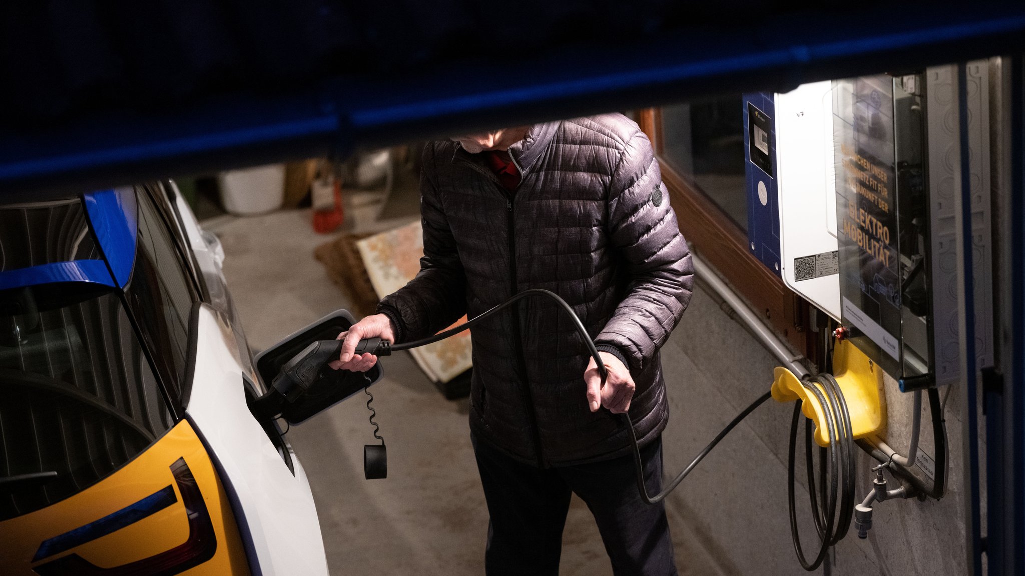 Bisher funktioniert der Stromfluss nur in eine Richtung. Beim bidirektionalen Laden könnte er vom Auto auch zurück ins Haus fließen. | Bild: picture alliance/dpa | Marijan Murat Bisher funktioniert der Stromfluss nur in eine Richtung. Beim bidirektionalen Laden könnte er vom Auto auch zurück ins Haus fließen.