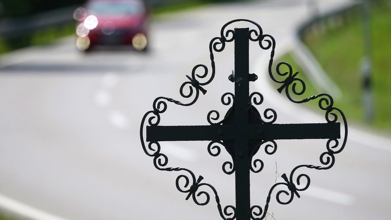Ein Auto fährt hinter einer mit einem Kreuz markierten Unfallstelle. | Bild: pa/dpa-tmn/Karl-Josef Hildenbrand Ein Auto fährt hinter einer mit einem Kreuz markierten Unfallstelle.