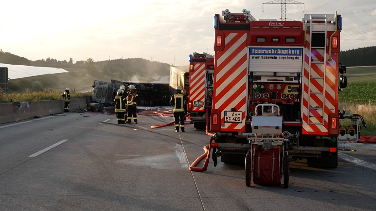 Autobahn 8 nach schwerem Unfall Richtung München gesperrt