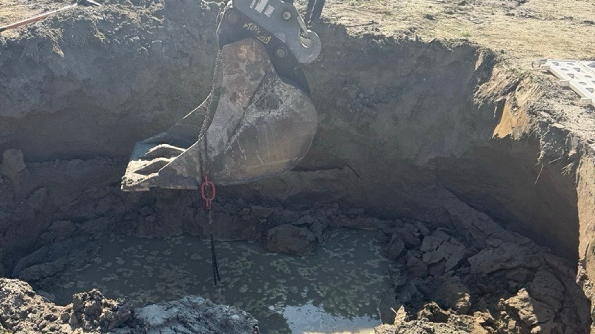 Bei Bauarbeiten wurde in Rosenheim eine Fliegerbombe entdeckt. Sie liegt in dieser Baustelle unter Wasser. | Bild: Stadt Rosenheim Bei Bauarbeiten wurde in Rosenheim eine Fliegerbombe entdeckt. Sie liegt in dieser Baustelle unter Wasser.