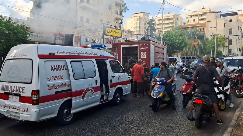 Rettungseinsatz in Sidon im Libanon - erneut explodierten Kommunikationsgeräte | Bild: REUTERS/Hassan Hankir Rettungseinsatz in Sidon im Libanon - erneut explodierten Kommunikationsgeräte