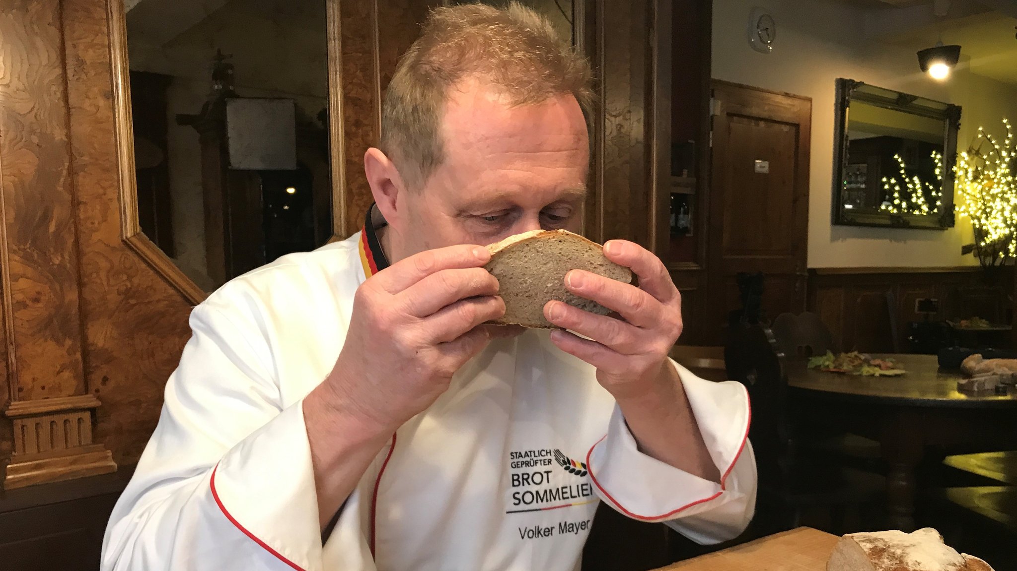 Tasten, Riechen, Schmecken: Brotsommelier Volker Mayer in Aktion