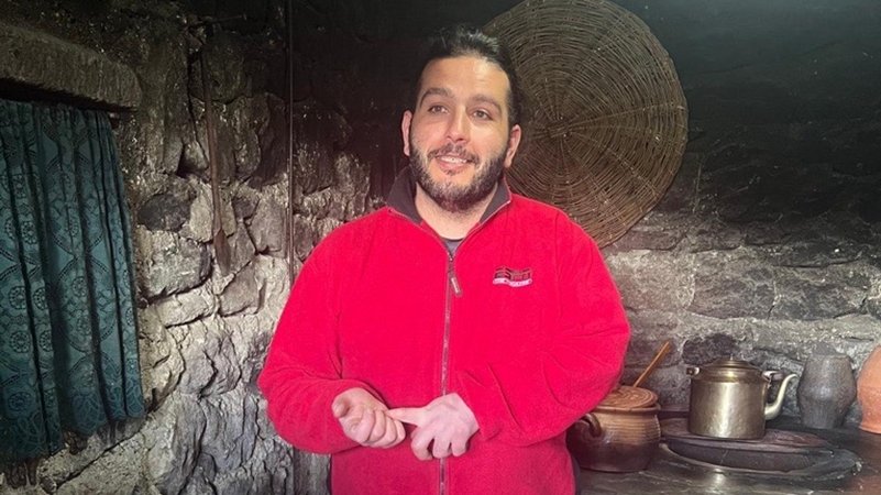 Alexandr Badoyan steht in einem kleinen, aus Stein gemauerten Backhaus. | Bild: Karin Finkenzeller Alexandr Badoyan steht in einem kleinen, aus Stein gemauerten Backhaus.