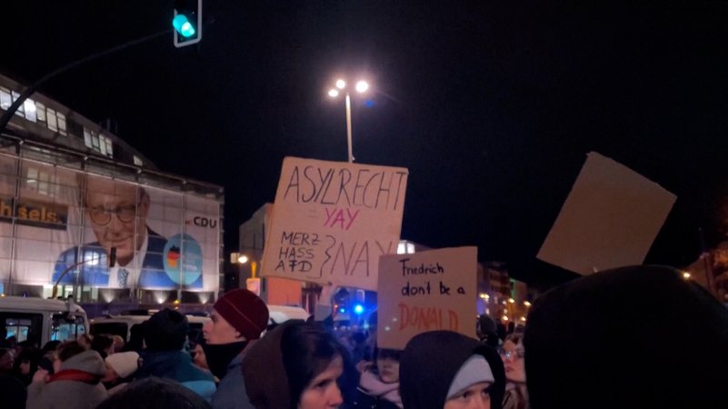 Proteste gegen vorgeschlagenes Asyl-Paket der Union.  | Bild: Bayerischer Rundfunk 2025 Proteste gegen vorgeschlagenes Asyl-Paket der Union.