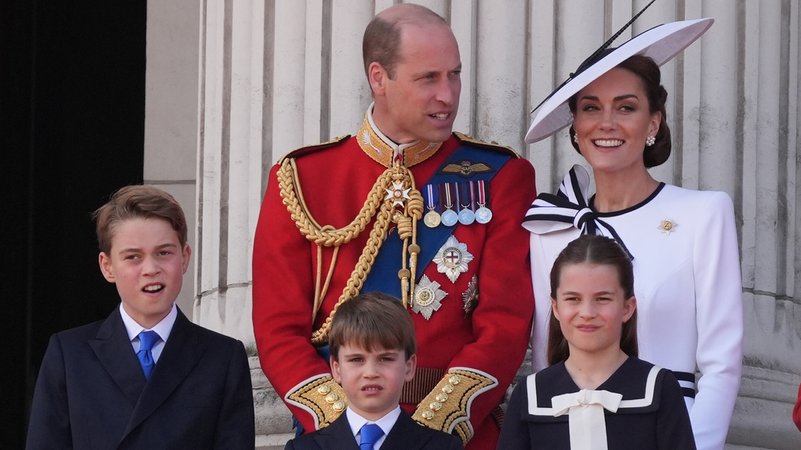 Geburtstagsparade für König Charles: Dabei zeigte sich auch Prinzessin Kate wieder in der Öffentlichkeit - zusammen mit William und den Kindern. | Bild: picture alliance / empics | Gareth Fuller Geburtstagsparade für König Charles: Dabei zeigte sich auch Prinzessin Kate wieder in der Öffentlichkeit - zusammen mit William und den Kindern.