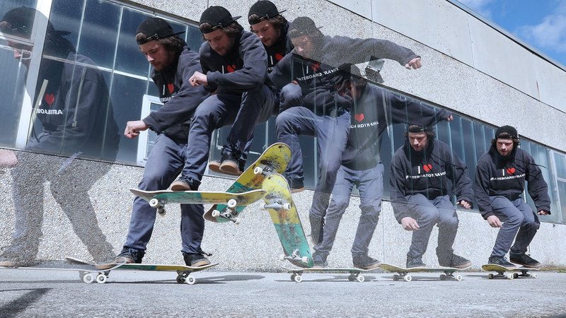 Ein Skateboarder führt einen Trick aus.