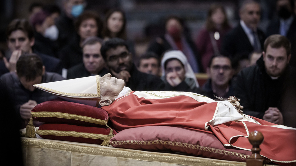 Der ehemalige Papst Benedikt XVI. ist seit Montag im Petersdom aufgebahrt.