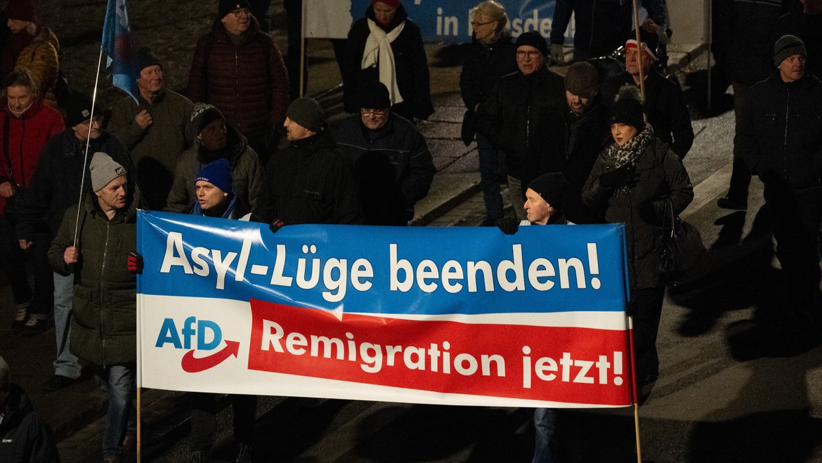 Plakat "Remigration jetzt" bei Pegida-Demo in Dresden im Dezember 2023