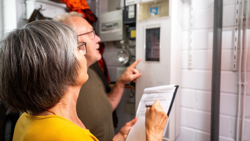 (Symbolbild) Ein älteres Pärchen steht vor einem Stromzähler | Bild: picture alliance / dpa-tmn | Benjamin Nolte (Symbolbild) Ein älteres Pärchen steht vor einem Stromzähler