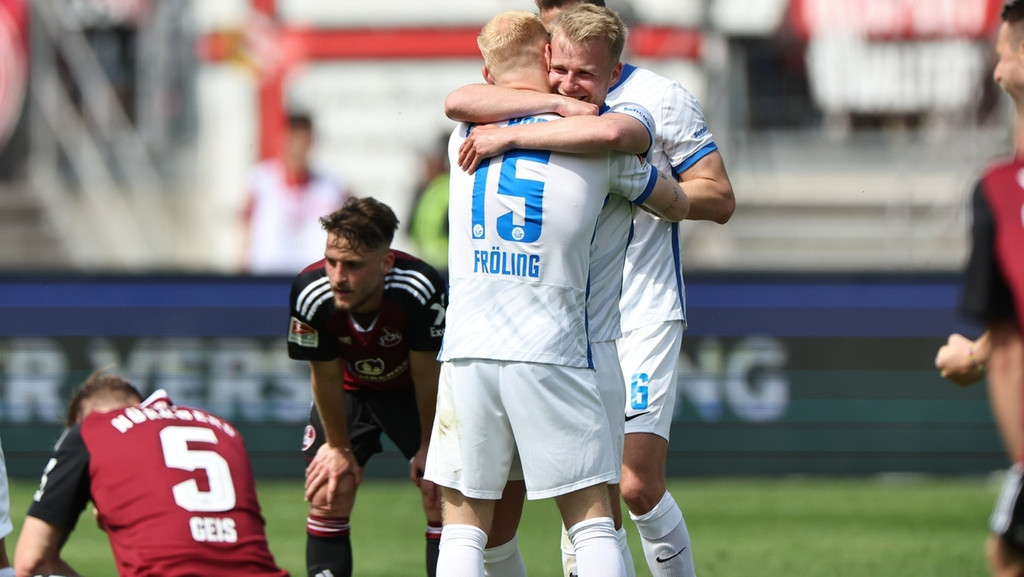 Die Spieler von Hansa Rostock jubeln nach dem Abpfiff. 
