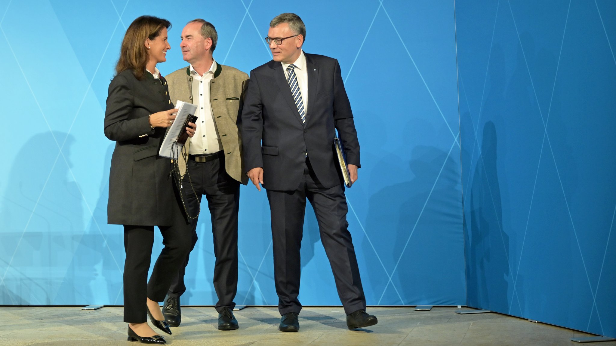 Von links nach rechts: Michaela Kaniber, Hubert Aiwanger und Florian Herrmann | Bild: picture alliance/dpa | Malin Wunderlich Von links nach rechts: Michaela Kaniber, Hubert Aiwanger und Florian Herrmann