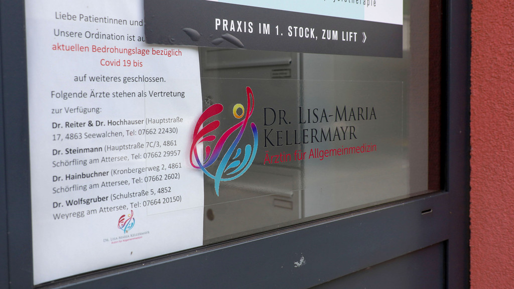 Das Schild zur Praxis dvon Dr. Lisa-Maria Kellermayr. Ende Juni musste die Praxis wegen Morddrohungen geschlossen werden.