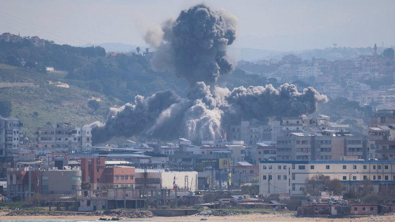 Israelischer Luftangriff in einem Wohngebiet in Tyros, Libanon (8.4.2026) | Bild: REUTERS/Adnan Abidi Israelischer Luftangriff in einem Wohngebiet in Tyros, Libanon (8.4.2026)