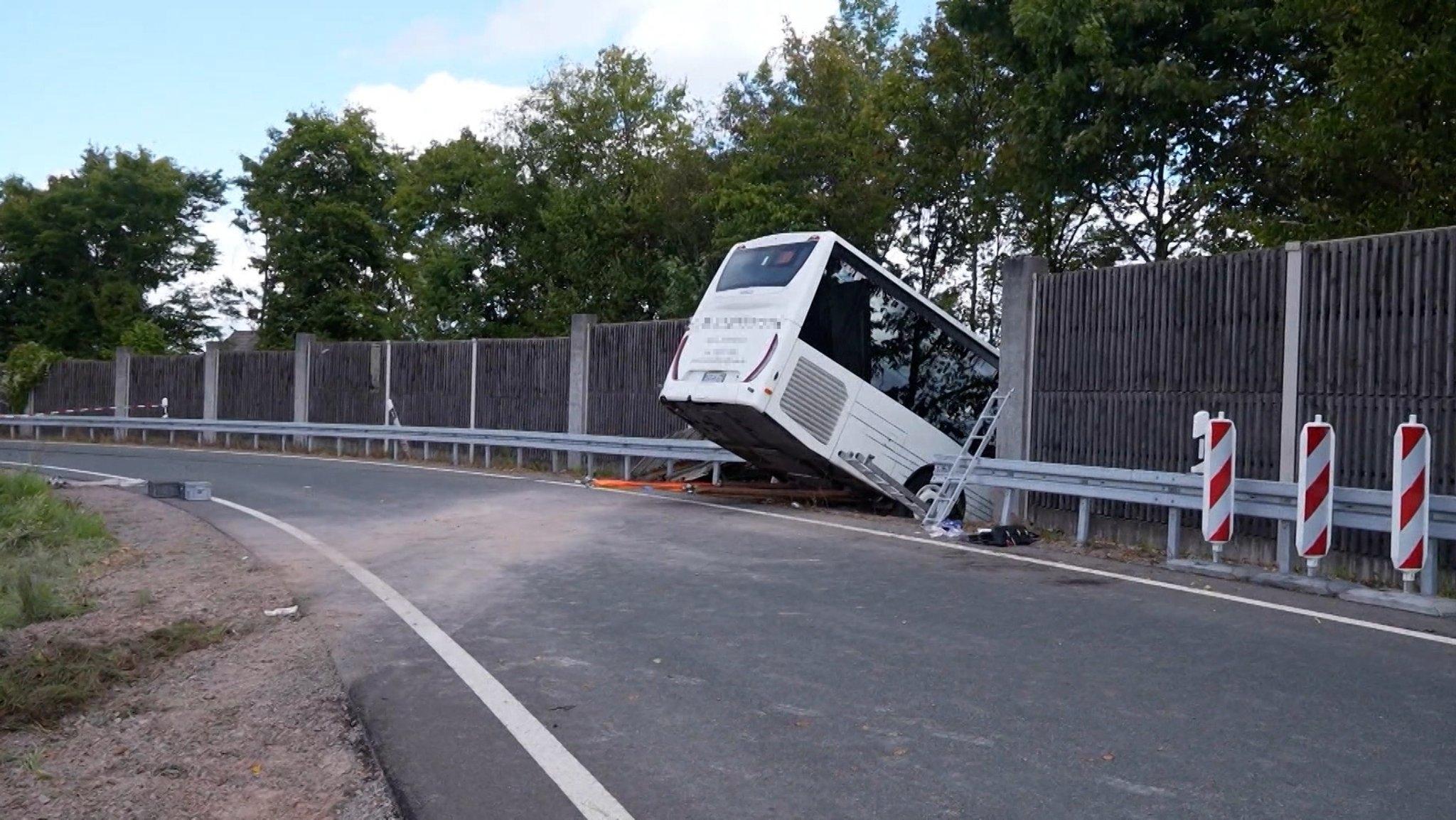 Ein Bus durchbrach auf der A93-Abfahrt Weiden-Frauenricht eine Lärmschutzwand.